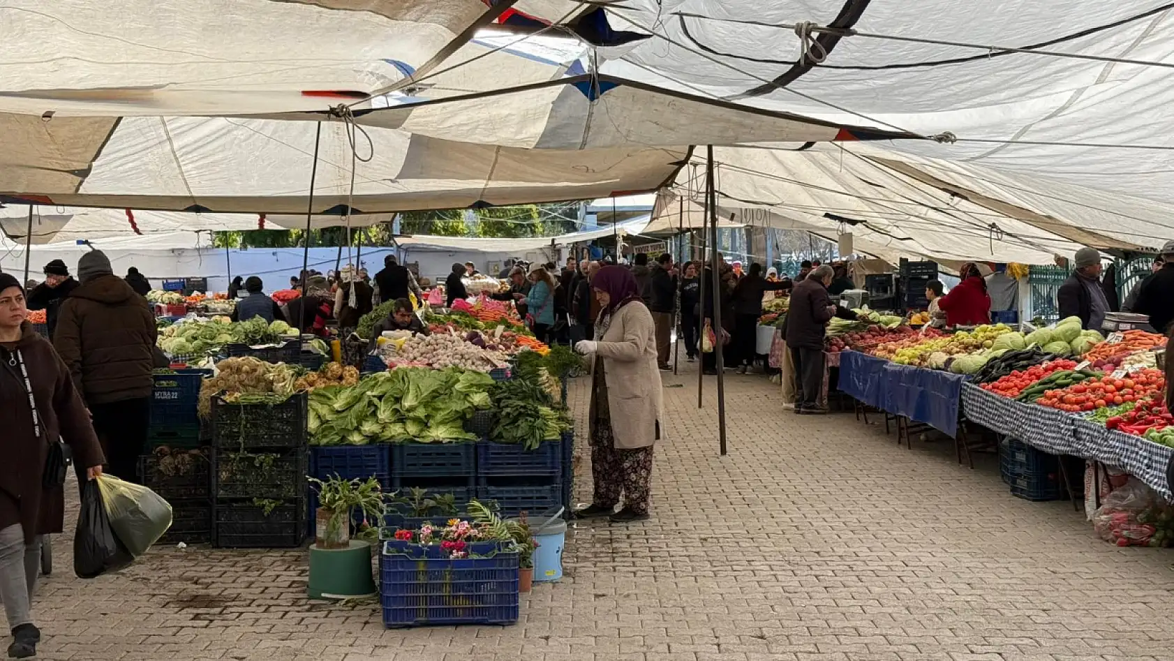 Fethiye Salı Pazarı esnafından Başkan Karaca'ya üstü kapalı sistem talebi