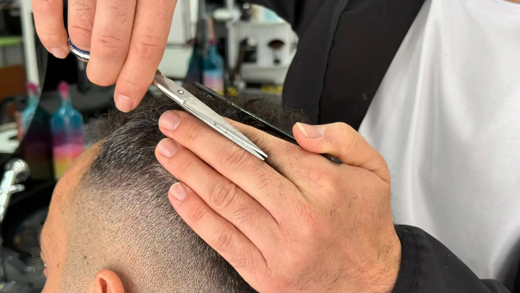 Fethiye'de 20 yıllık berber Özkan Tugay: 'Çırak bulamaz hale geldik'