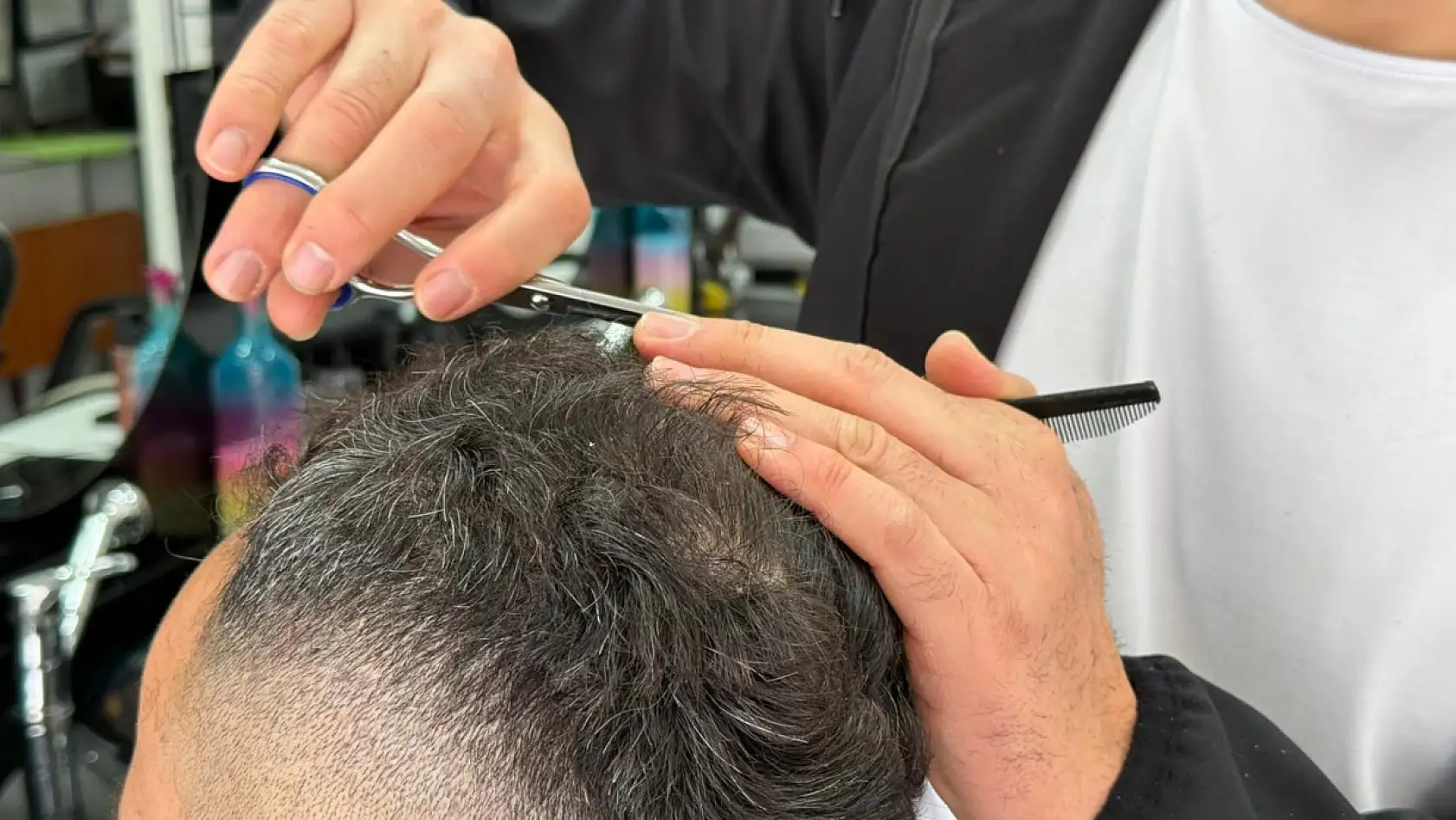 Fethiye'de 20 yıllık berber Özkan Tugay: 'Çırak bulamaz hale geldik'