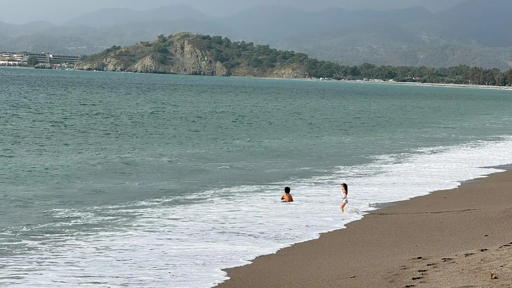 Medcezir nedeniyle Fethiye Çalış Plajı'nda deniz suyu yükseldi
