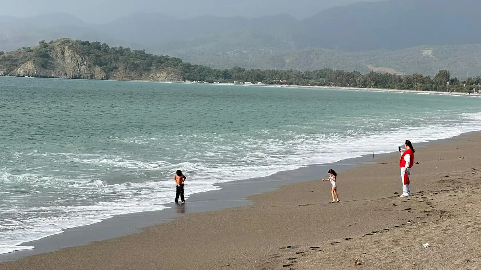 Medcezir nedeniyle Fethiye Çalış Plajı'nda deniz suyu yükseldi