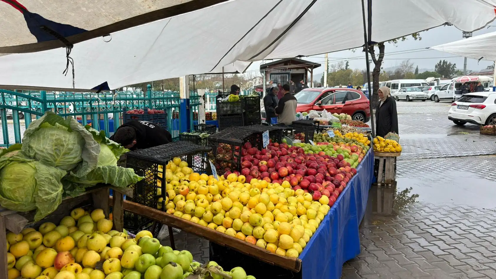 Fethiye üretici pazarında nergis sürprizi: 'Tezgahta domates var, gönül yarasında nergis'