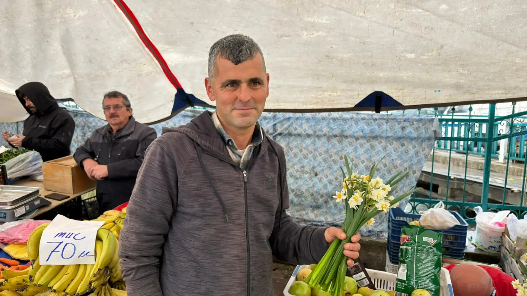 Fethiye üretici pazarında nergis sürprizi: 'Tezgahta domates var, gönül yarasında nergis'