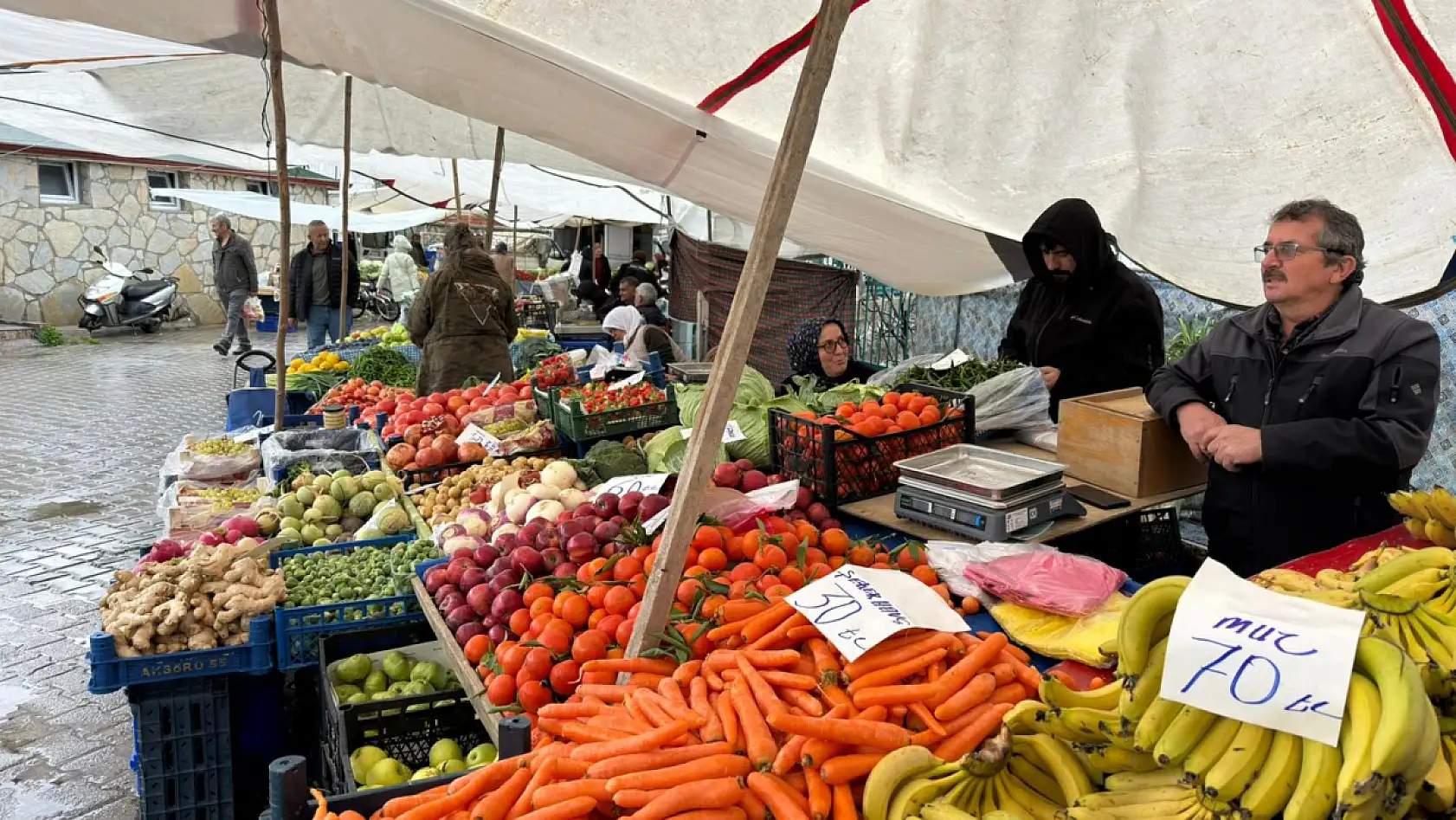 Fethiye üretici pazarında nergis sürprizi: 'Tezgahta domates var, gönül yarasında nergis'