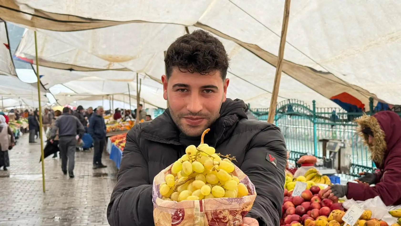 Fethiye Cuma Pazarı'nda meyve bereketi var ama alım azaldı: Ayva rekora koşuyor