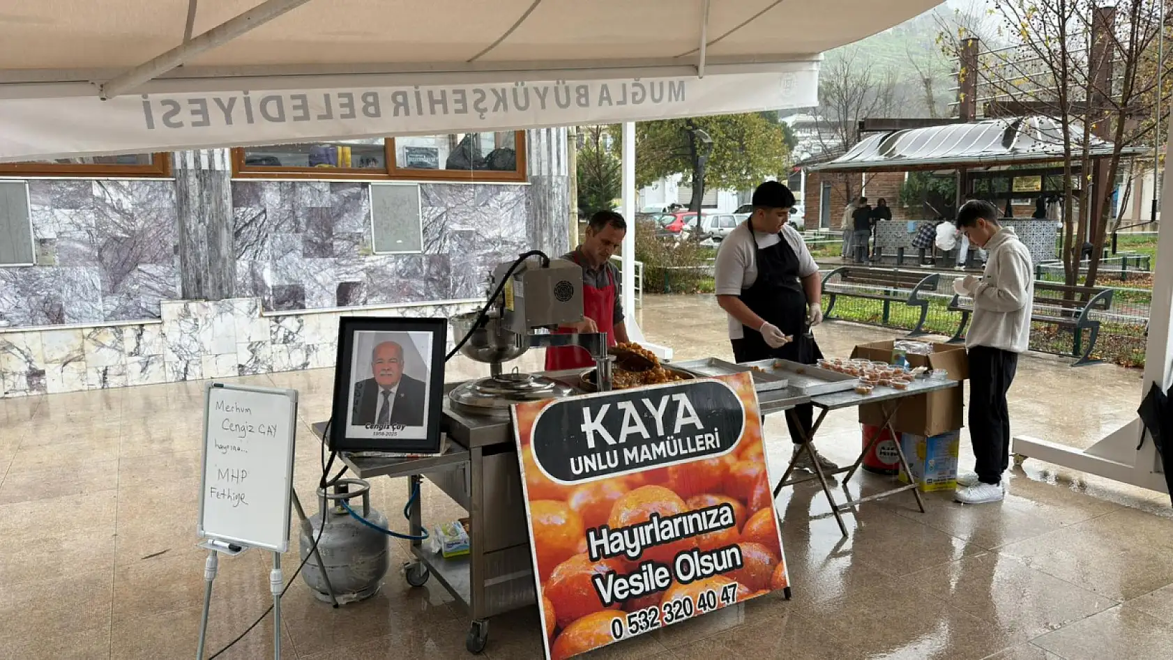 Fethiye'de merhum Cengiz Çay kabri başında anıldı, lokma hayrı yapıldı