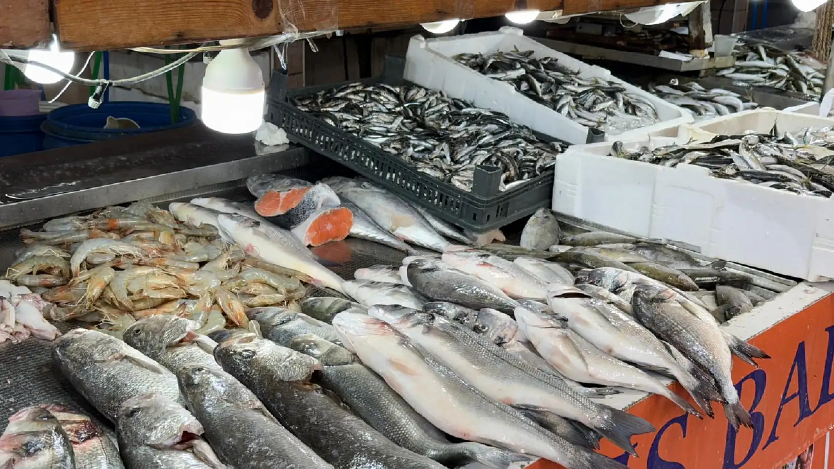 Fethiye Balık Pazarı'nda Küçük Balık Hareketliliği