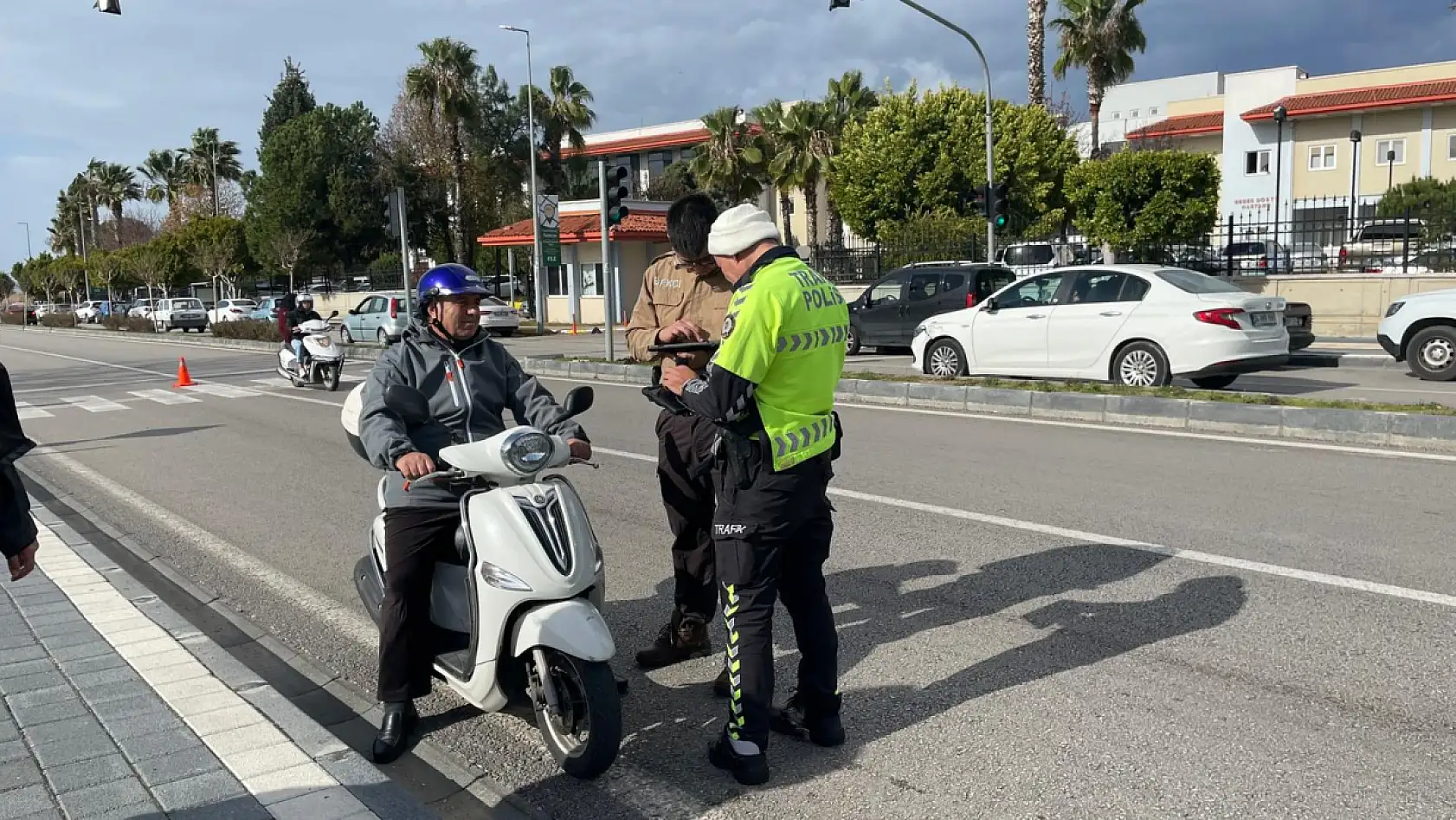 Fethiye Devlet Hastanesi önünde motosiklet ve otomobillere yönelik uygulama