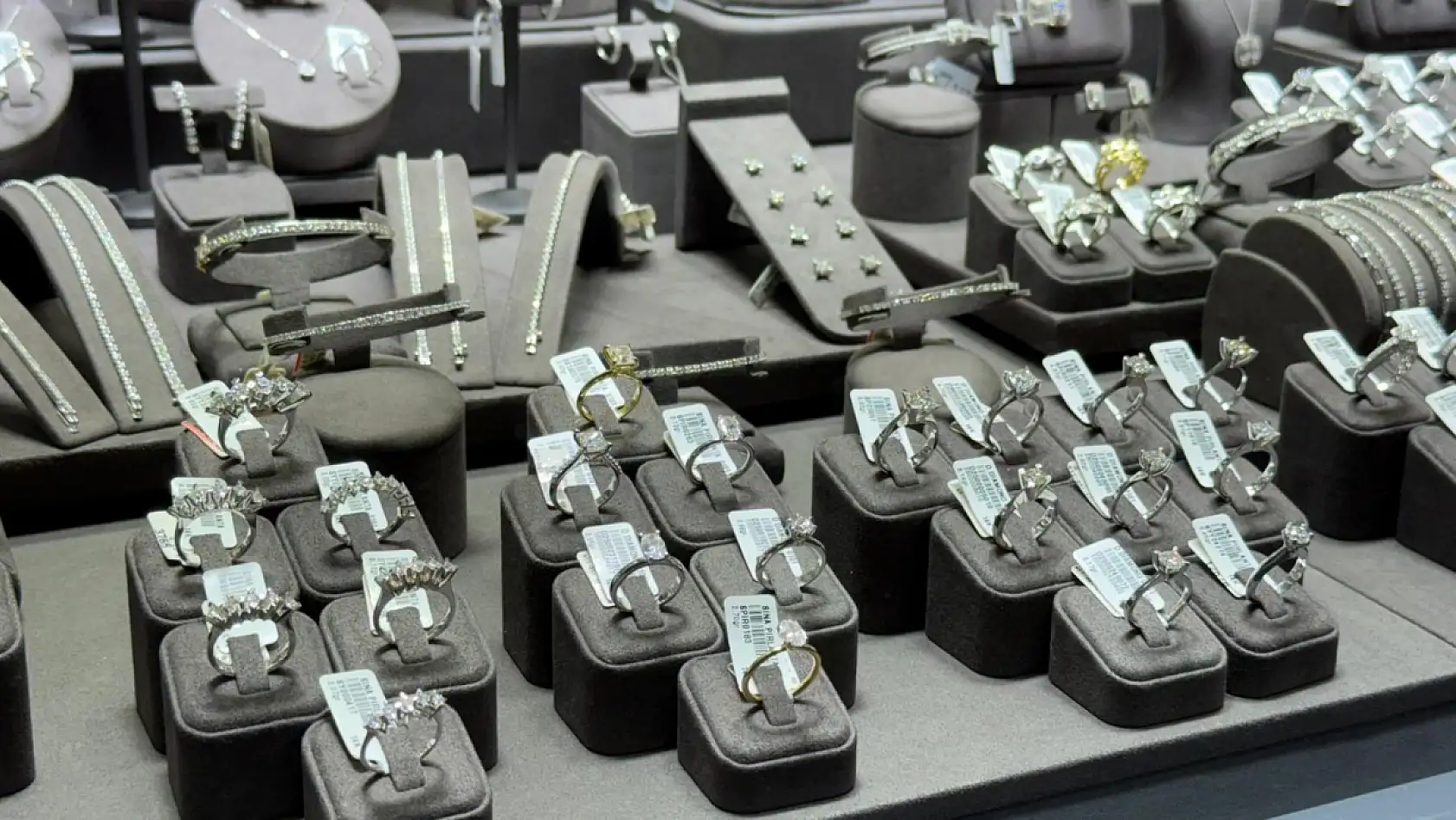 Fethiye Sina Pırlanta'da pırlanta ve altın takılarda büyük indirim