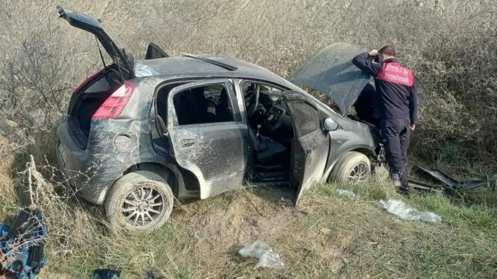 Kontrolden çıkan otomobil, yol kenarına savruldu: 3 yaralı