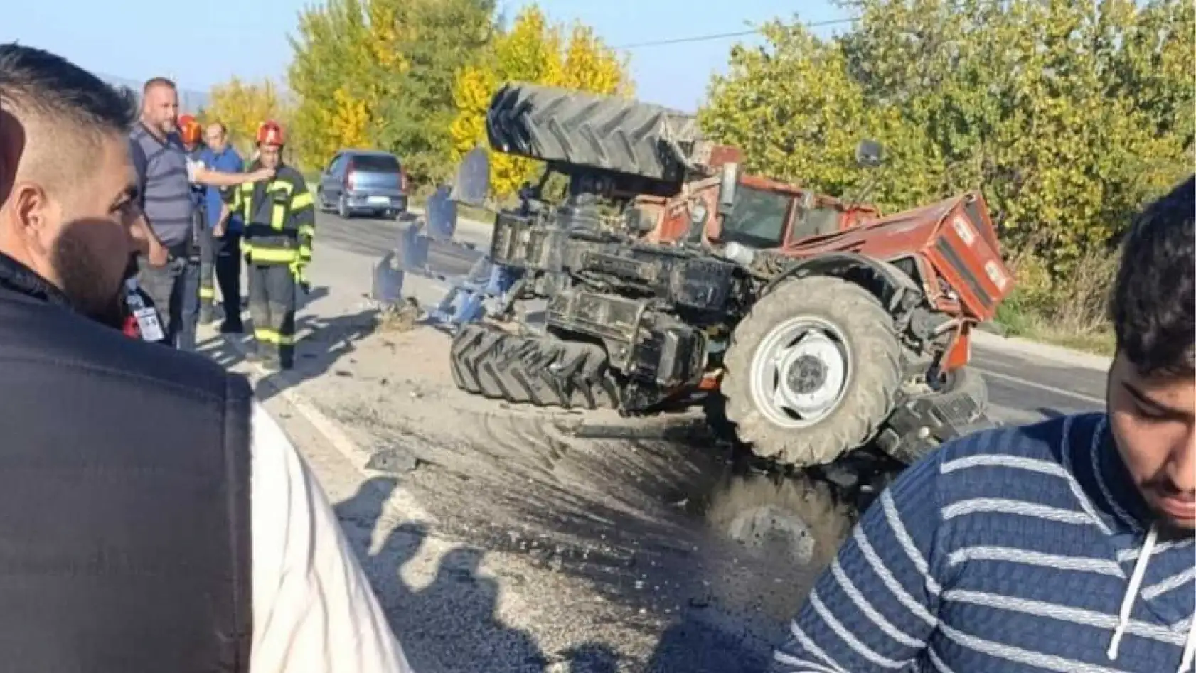 Otomobille çarpışan traktör ikiye bölündü