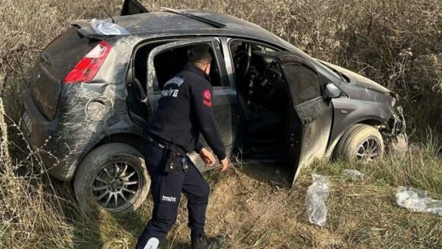 Kontrolden çıkan otomobil, yol kenarına savruldu: 3 yaralı
