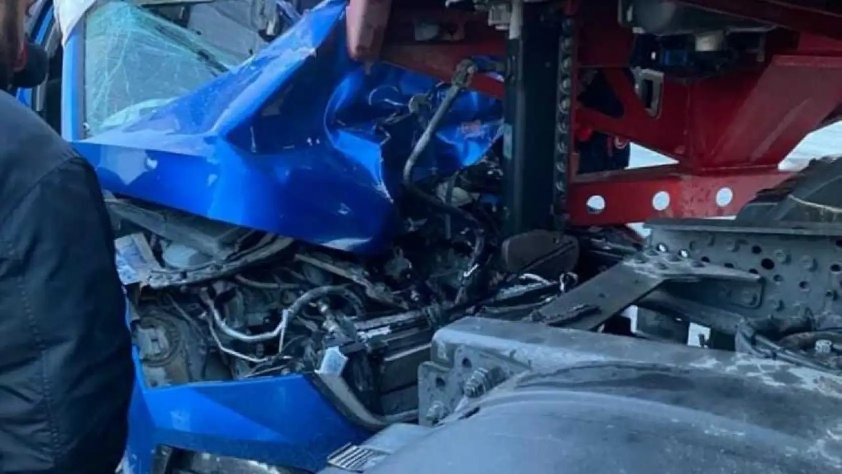 Otomobil, demir boru yüklü tırla çarpıştı: 2 yaralı