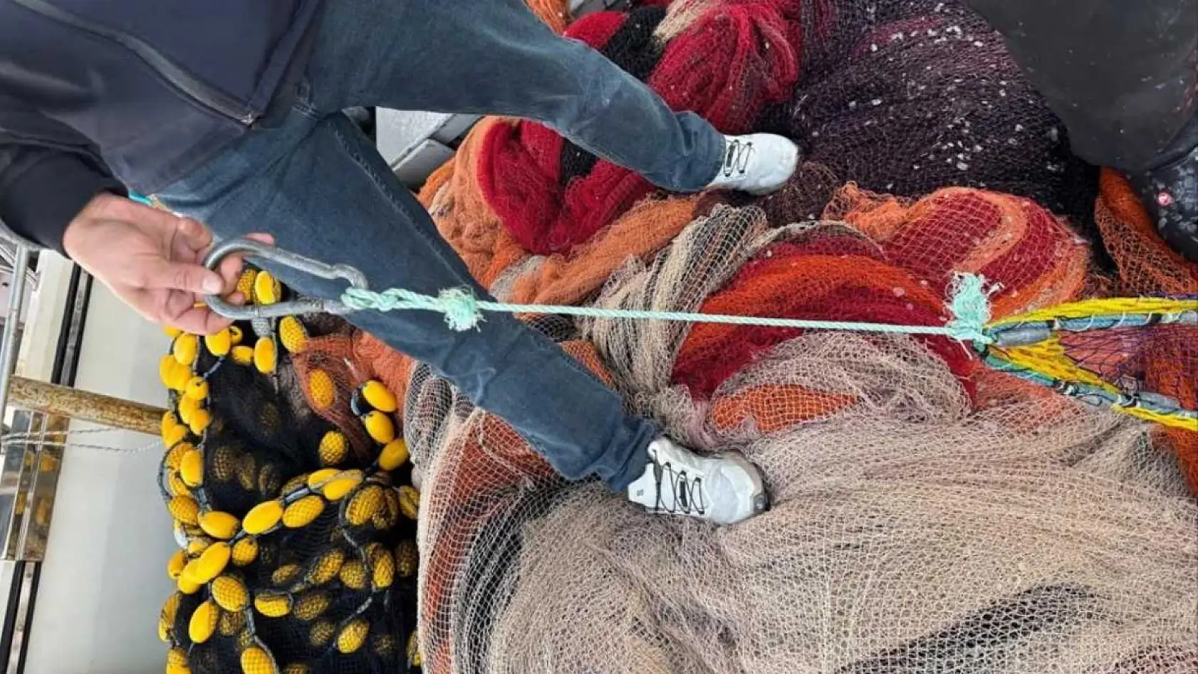 Yasak ağ ile avlanan balıklara el konuldu