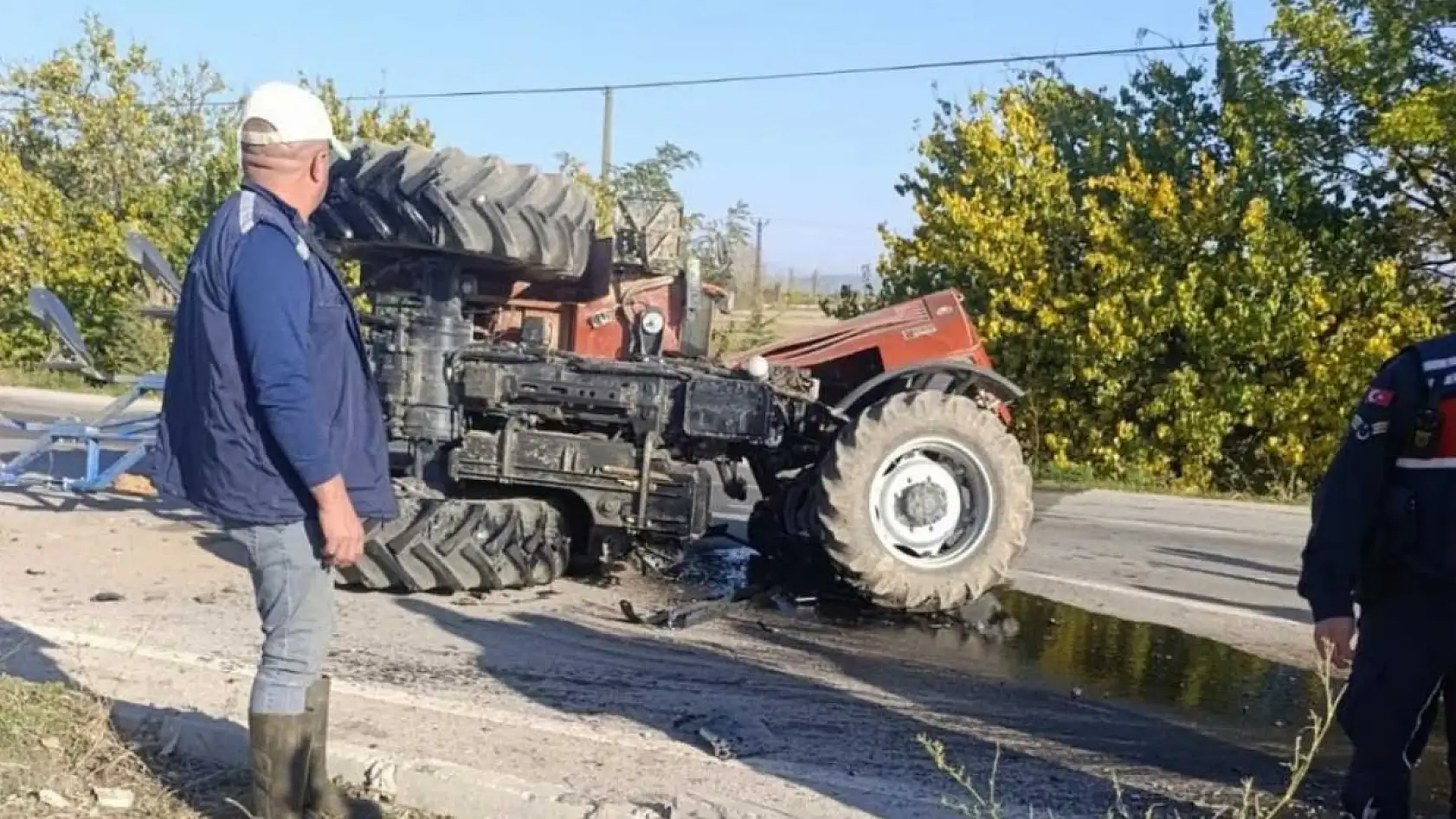 Otomobille çarpışan traktör ikiye bölündü