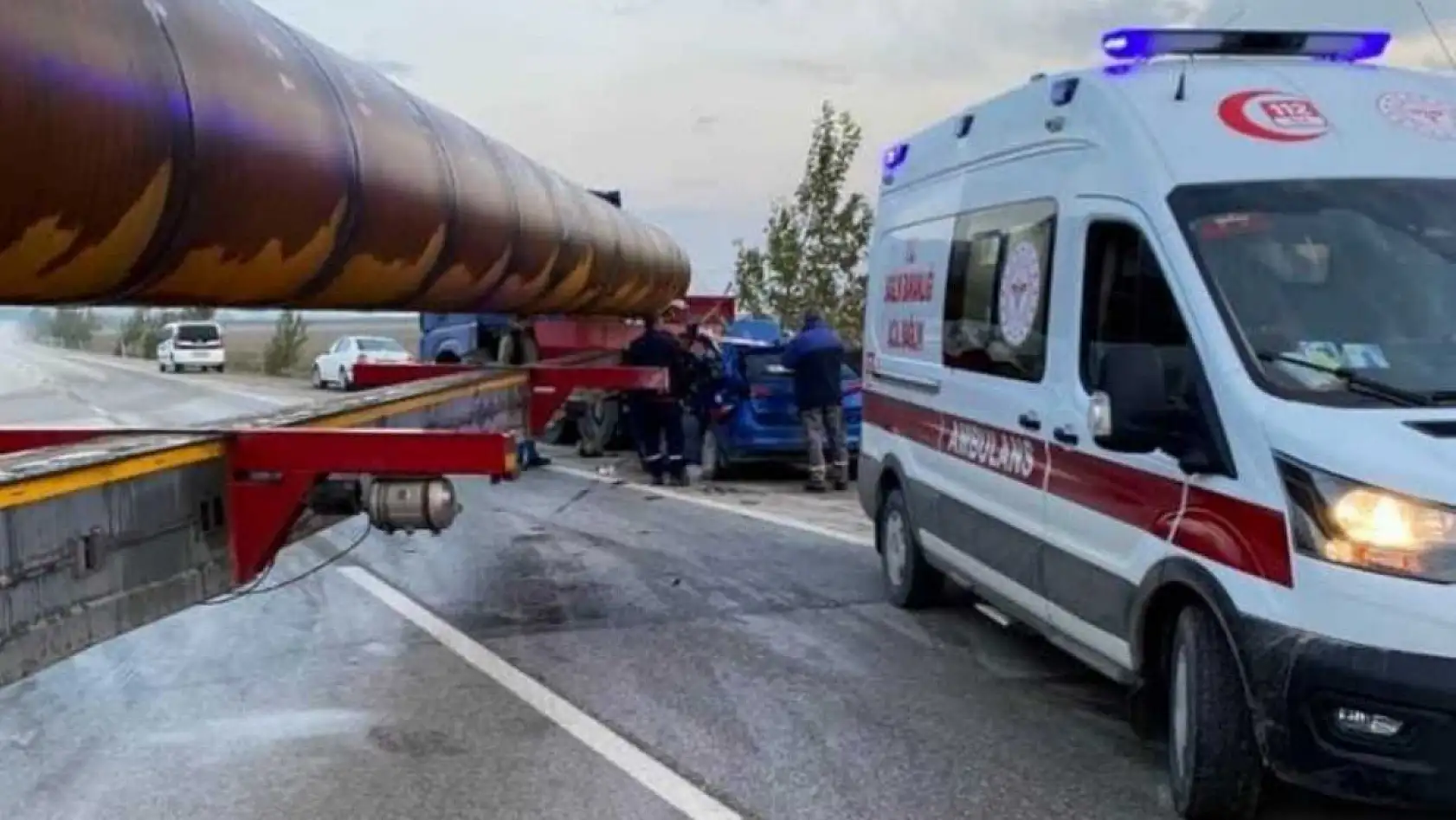 Otomobil, demir boru yüklü tırla çarpıştı: 2 yaralı