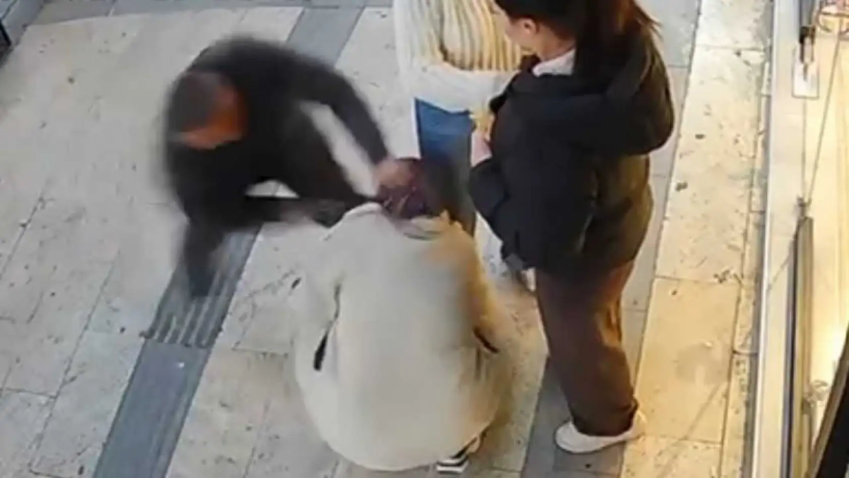 Boşanma aşamasındaki kocasından bıçaklı saldırıya uğrayan kadın tedavi altında