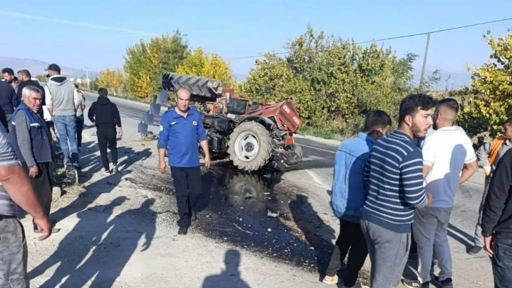 Otomobille çarpışan traktör ikiye bölündü