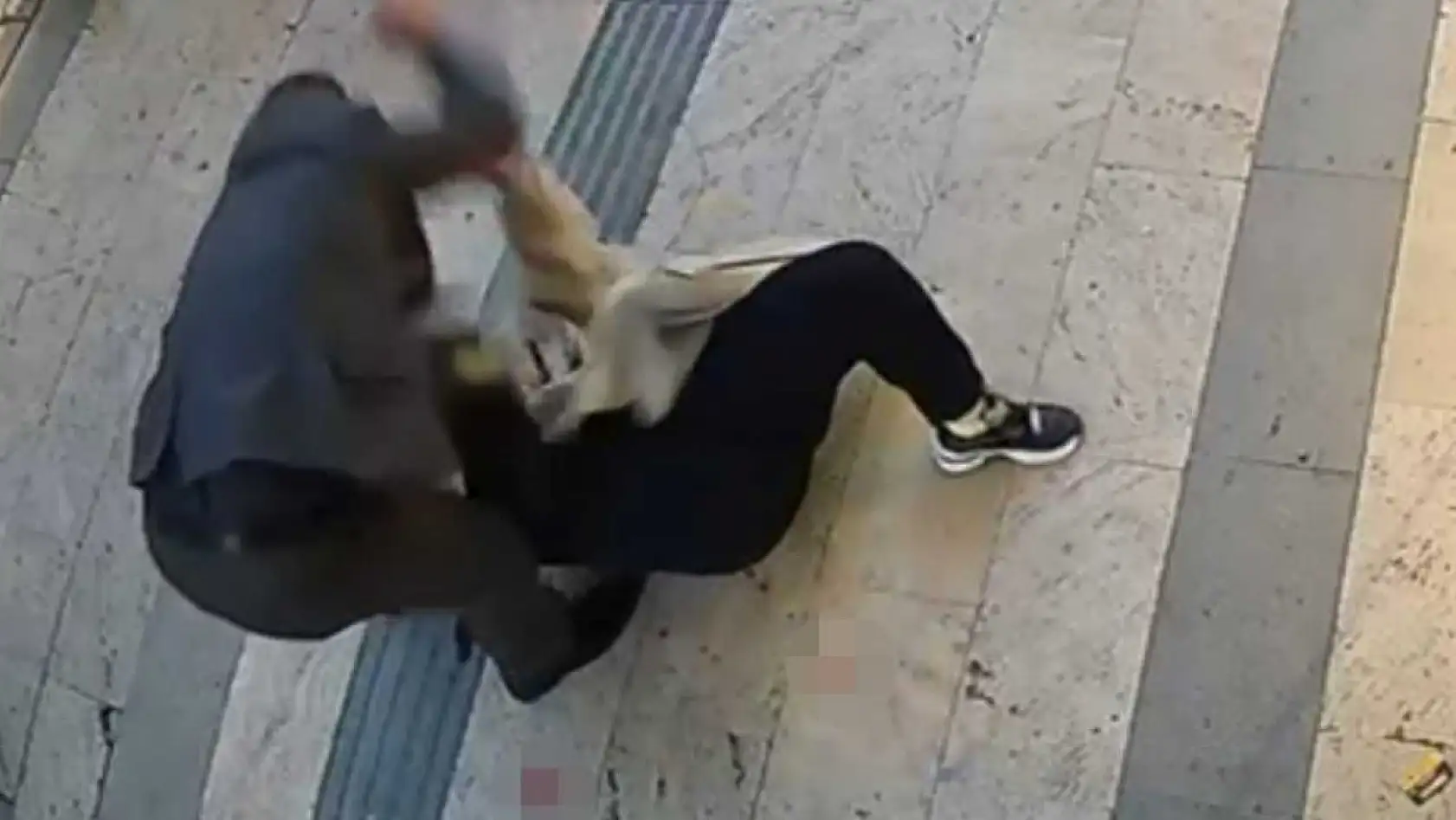 Boşanma aşamasındaki kocasından bıçaklı saldırıya uğrayan kadın tedavi altında