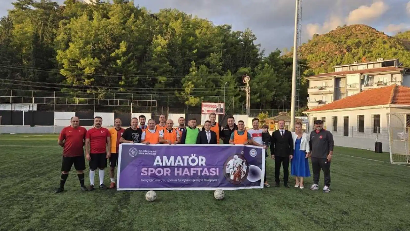 Amatör spor haftasında Marmaris'te dostluk maçı