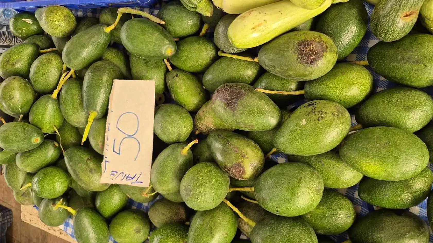 Fethiye'de Cuma Pazarı: Fileler hafif, yük ağır