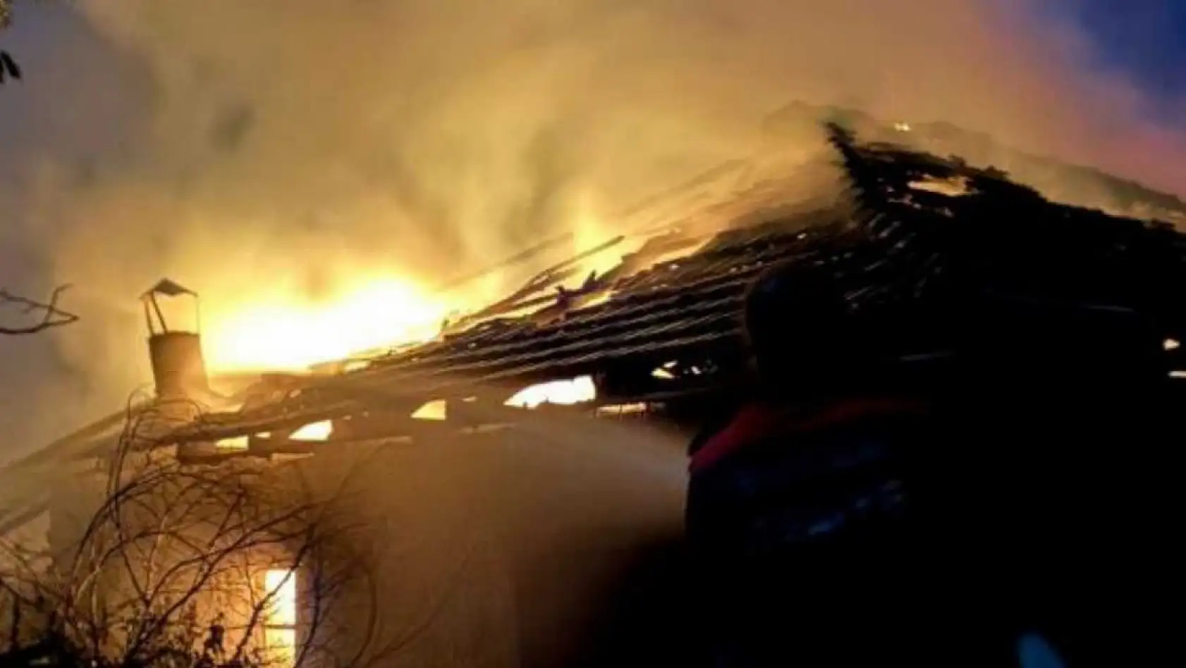 Gece Saatlerinde Çıkan Yangın Evi Kullanılamaz Hale Getirdi