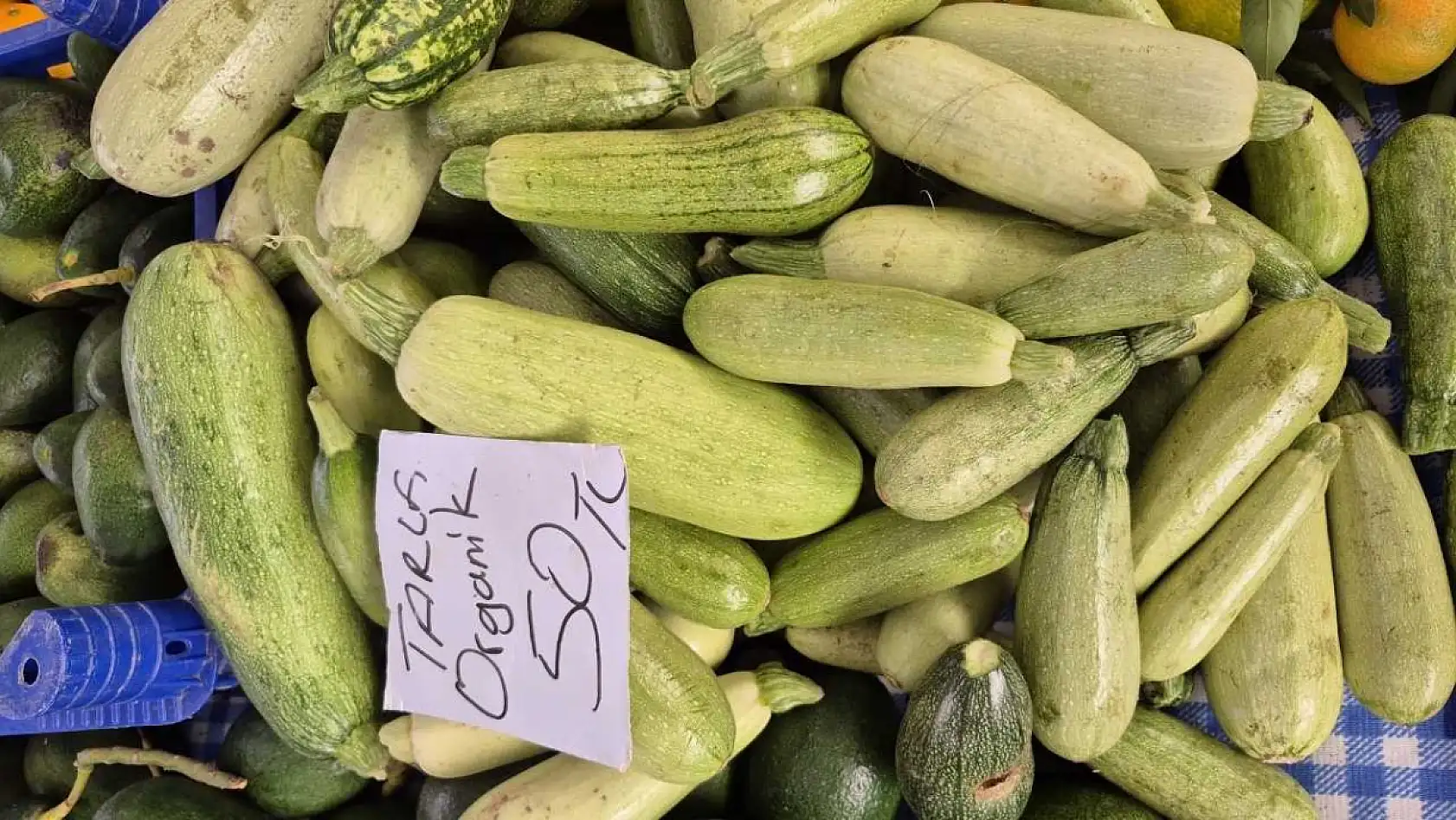 Fethiye'de Cuma Pazarı: Fileler hafif, yük ağır