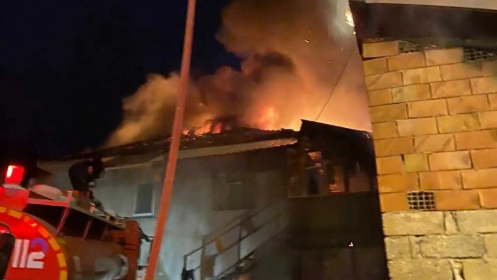 Gece Saatlerinde Çıkan Yangın Evi Kullanılamaz Hale Getirdi