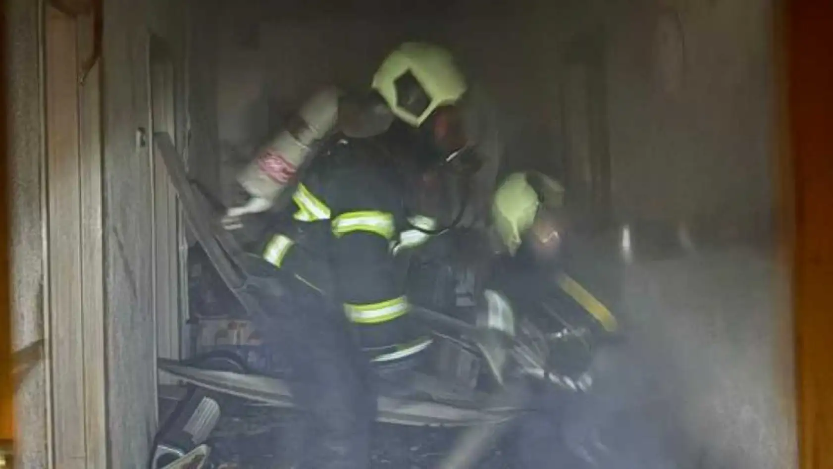 Gece Saatlerinde Çıkan Yangın Evi Kullanılamaz Hale Getirdi