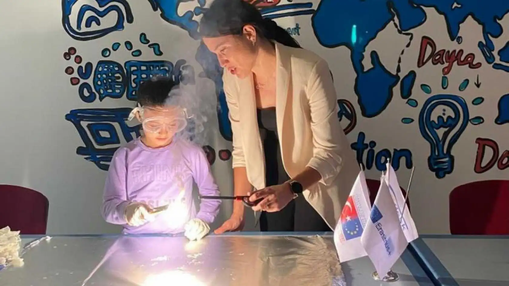 Muğla Gençlik Merkezi Fen Bilimleri Atölyesi'nde çocuklar eğlenerek öğreniyor