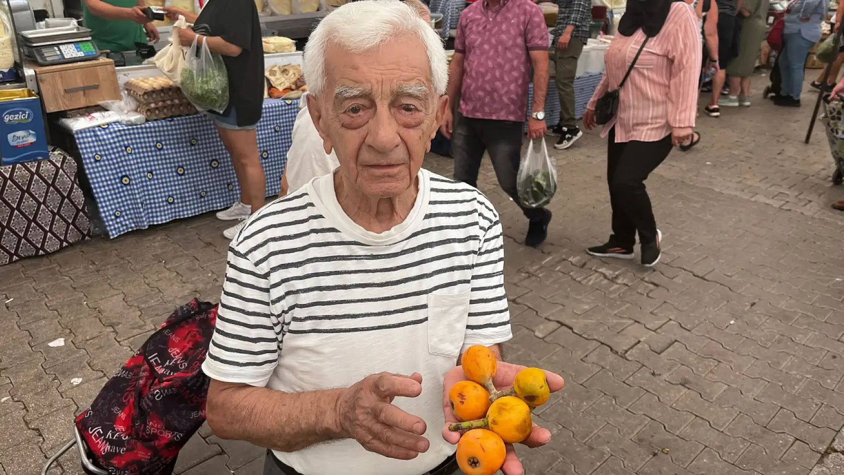 Fethiye halkına sorduk! Muşmula mı yenidünya mı yoksa Malta eriği mi?