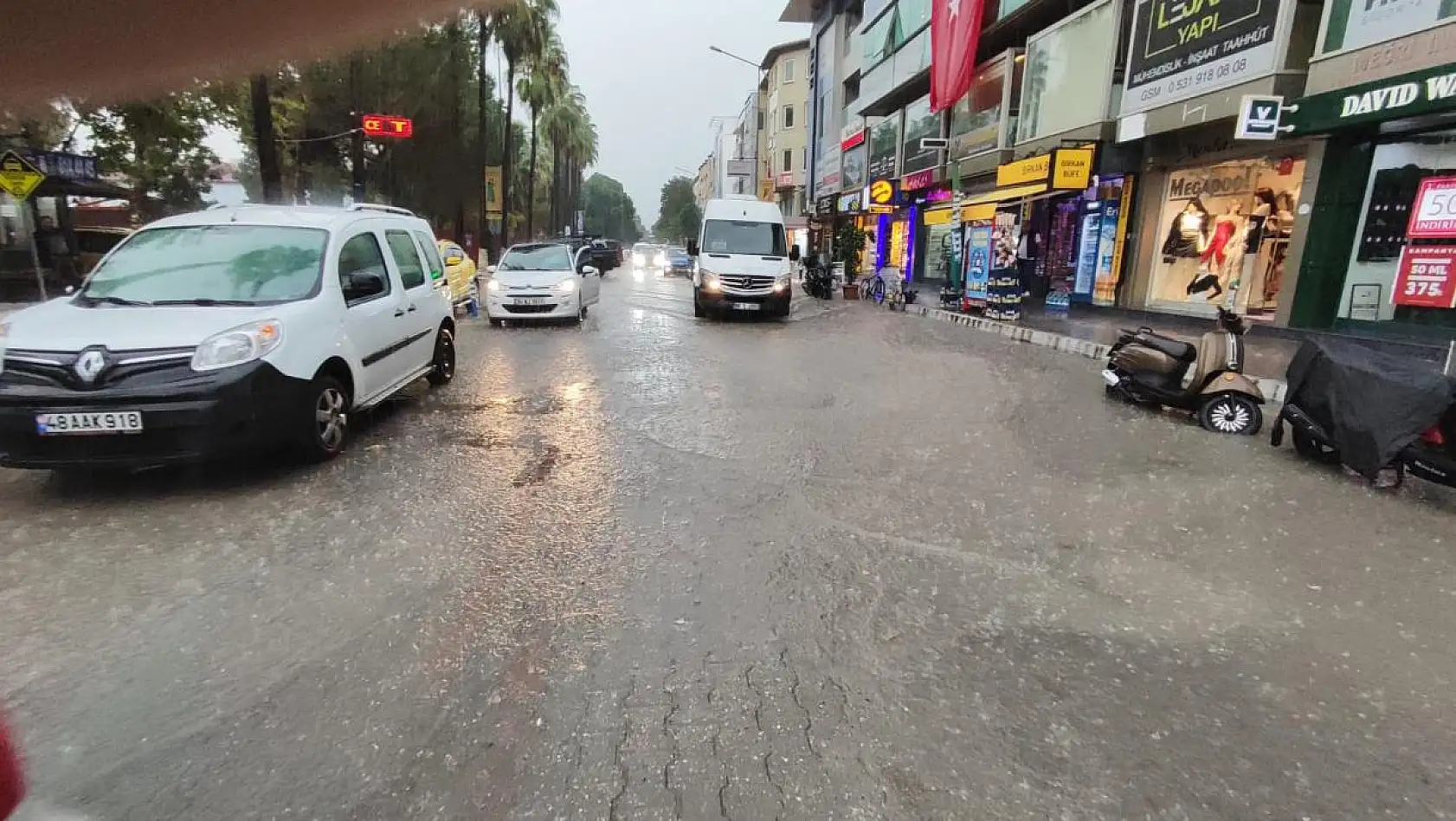 Fethiye'de Şiddetli Yağmur Hayatı Olumsuz Etkiledi