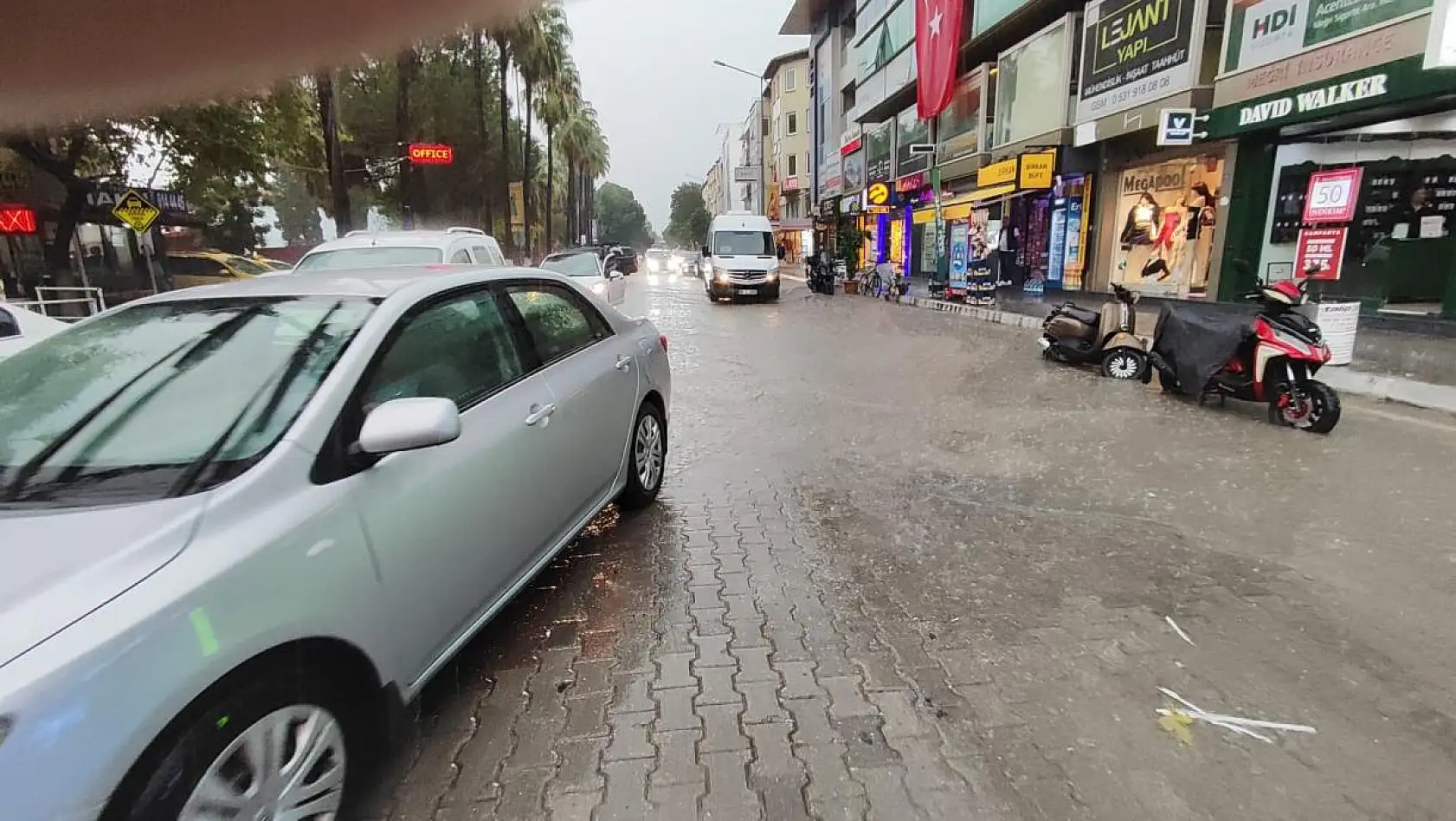 Fethiye'de Şiddetli Yağmur Hayatı Olumsuz Etkiledi
