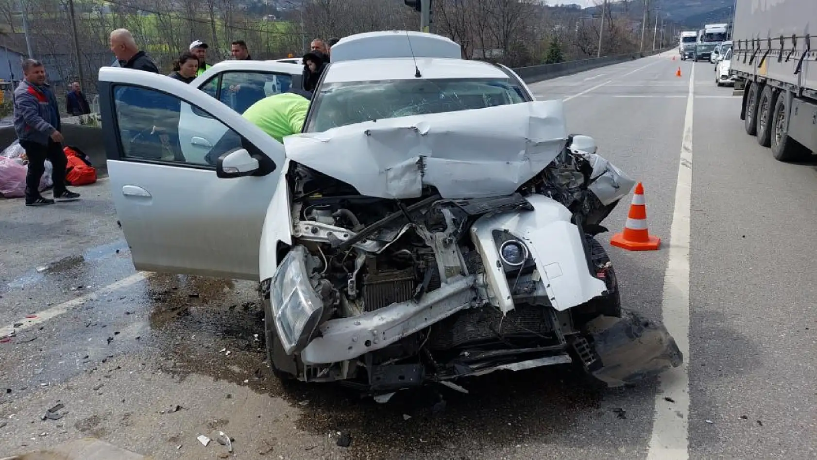 Otomobil kamyonete arkadan çarptı feci kazada 2 yaralı