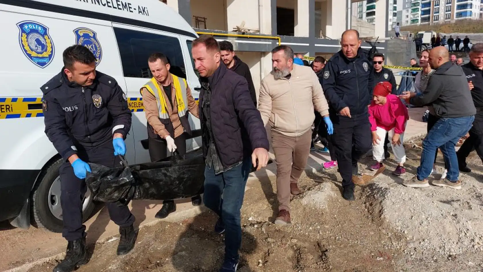 20 metre yükseklikten düşen genç, can verdi