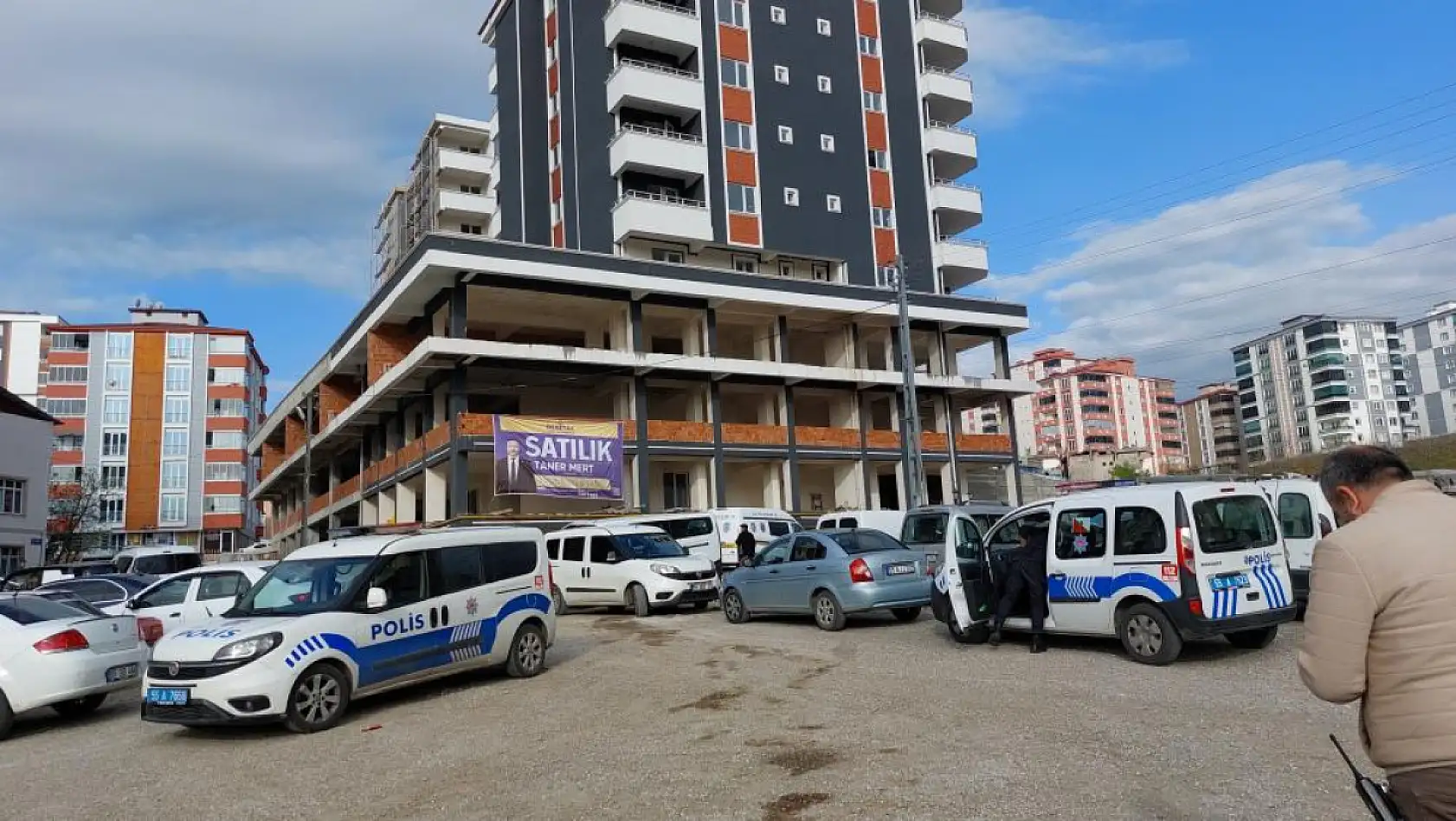 20 metre yükseklikten düşen genç, can verdi