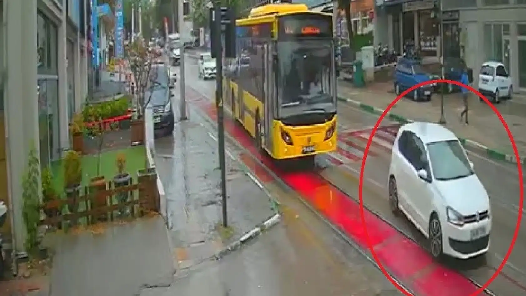 Sıkıştırdığı otobüs kaza yaptı, bir şey olmamış gibi yoluna devam etti