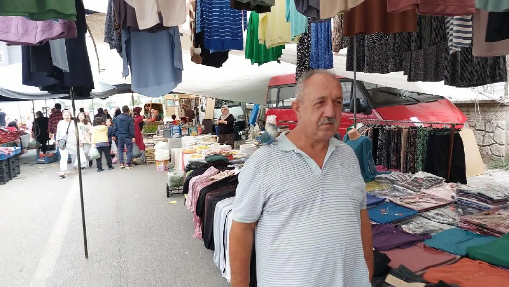 2 yıldır çarşı pazar omuzunda Sevda Papağanı ile geziyor