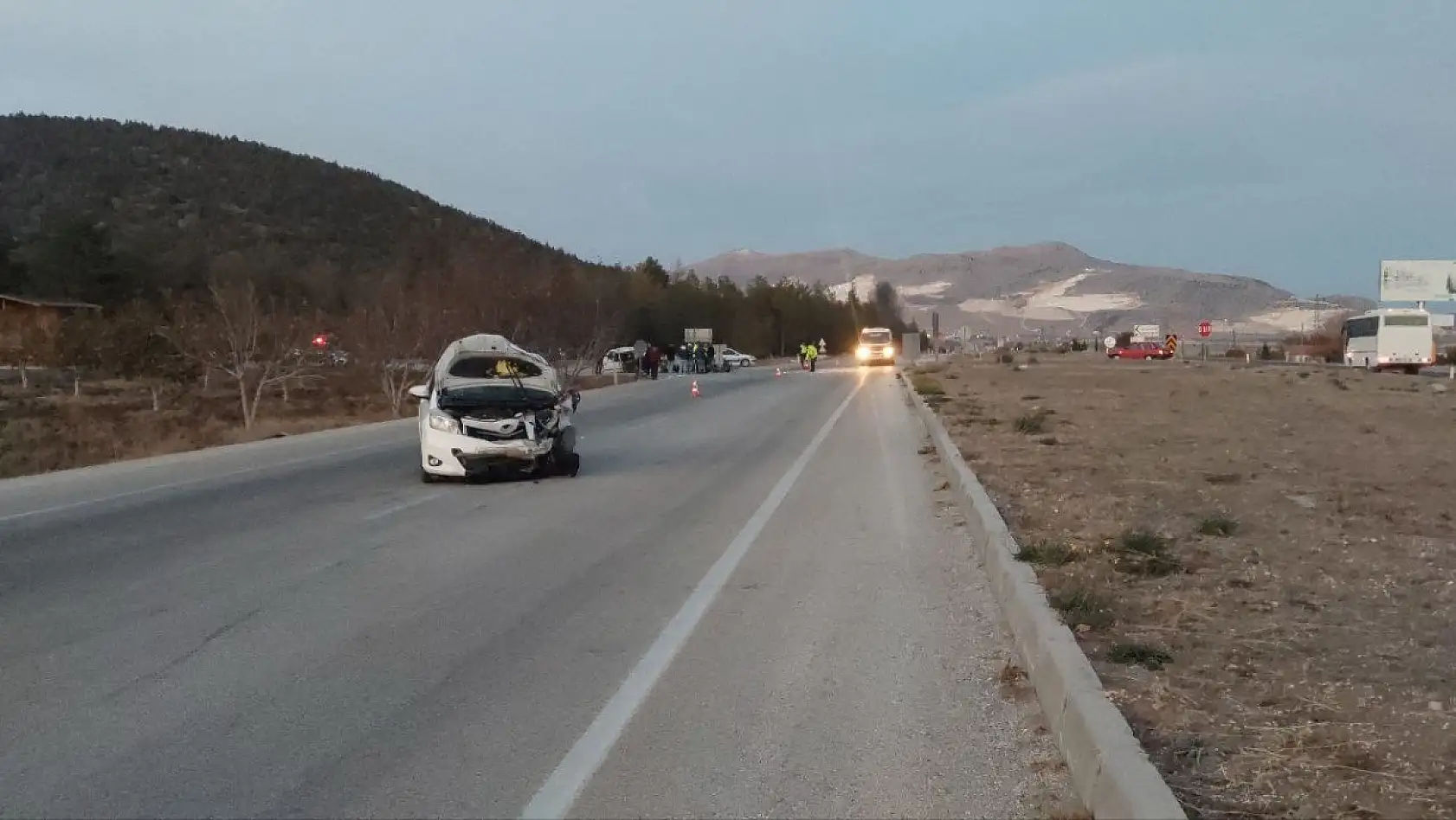 Feci kazada 6 kişi yaralandı: Tofaş otomobil ikiye bölündü