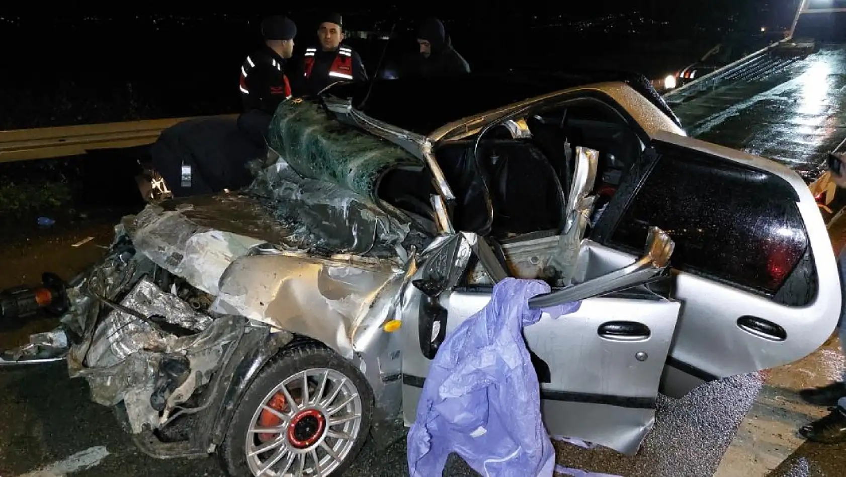 Arkadaşına intihar edeceğini söyleyen genç, aracıyla tıra çarparak hayatını kaybetti