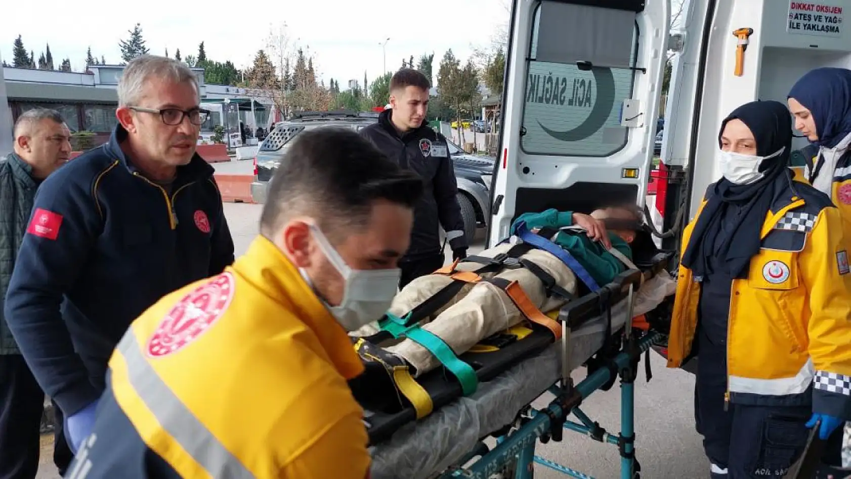 Ailesi dışarı çıkmasına izin vermeyince evden kaçmak için balkondan atlayan çocuk ölümden döndü