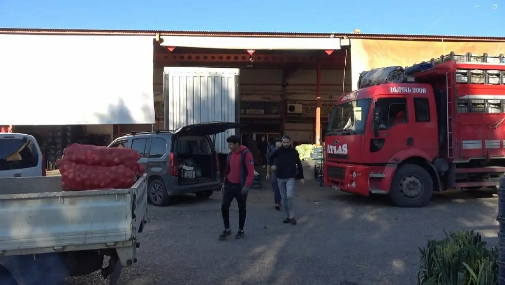 Isınmak için yaktıkları kova bomba gibi patladı