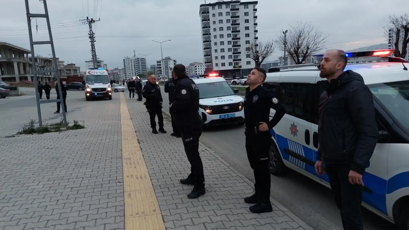 Kadın avukat 12. katın balkonunda intihara kalkıştı