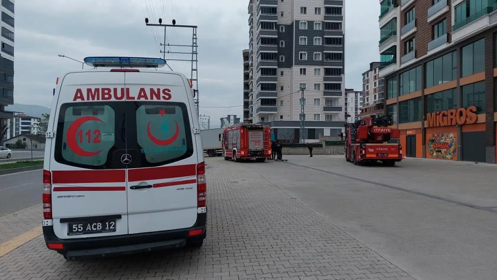 Kadın avukat 12. katın balkonunda intihara kalkıştı
