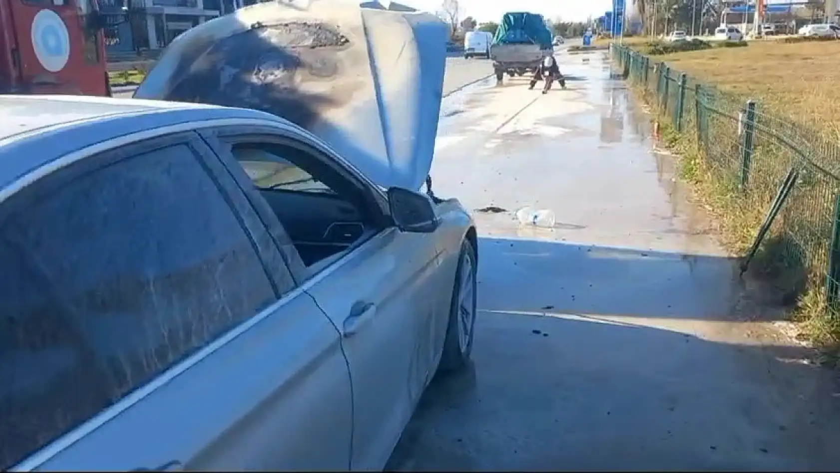 Lüks otomobil seyir halinde alev aldı