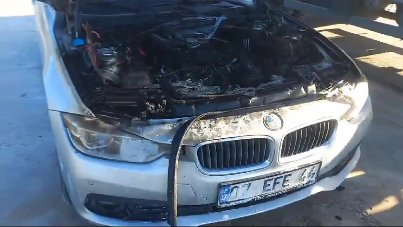 Lüks otomobil seyir halinde alev aldı