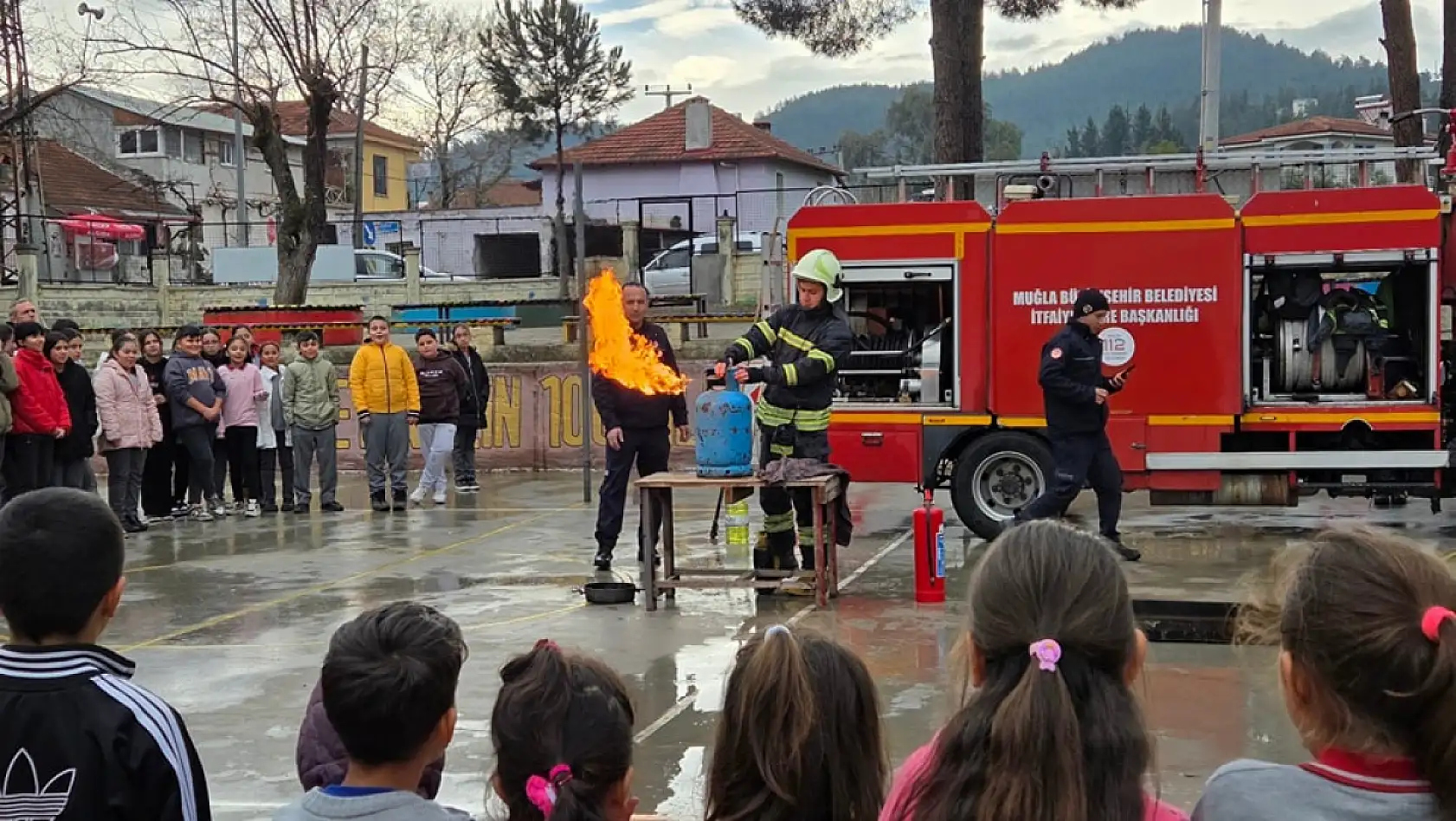 Seydikemer'de öğrencilere yönelik yangın ve deprem tatbikatı gerçekleştirildi