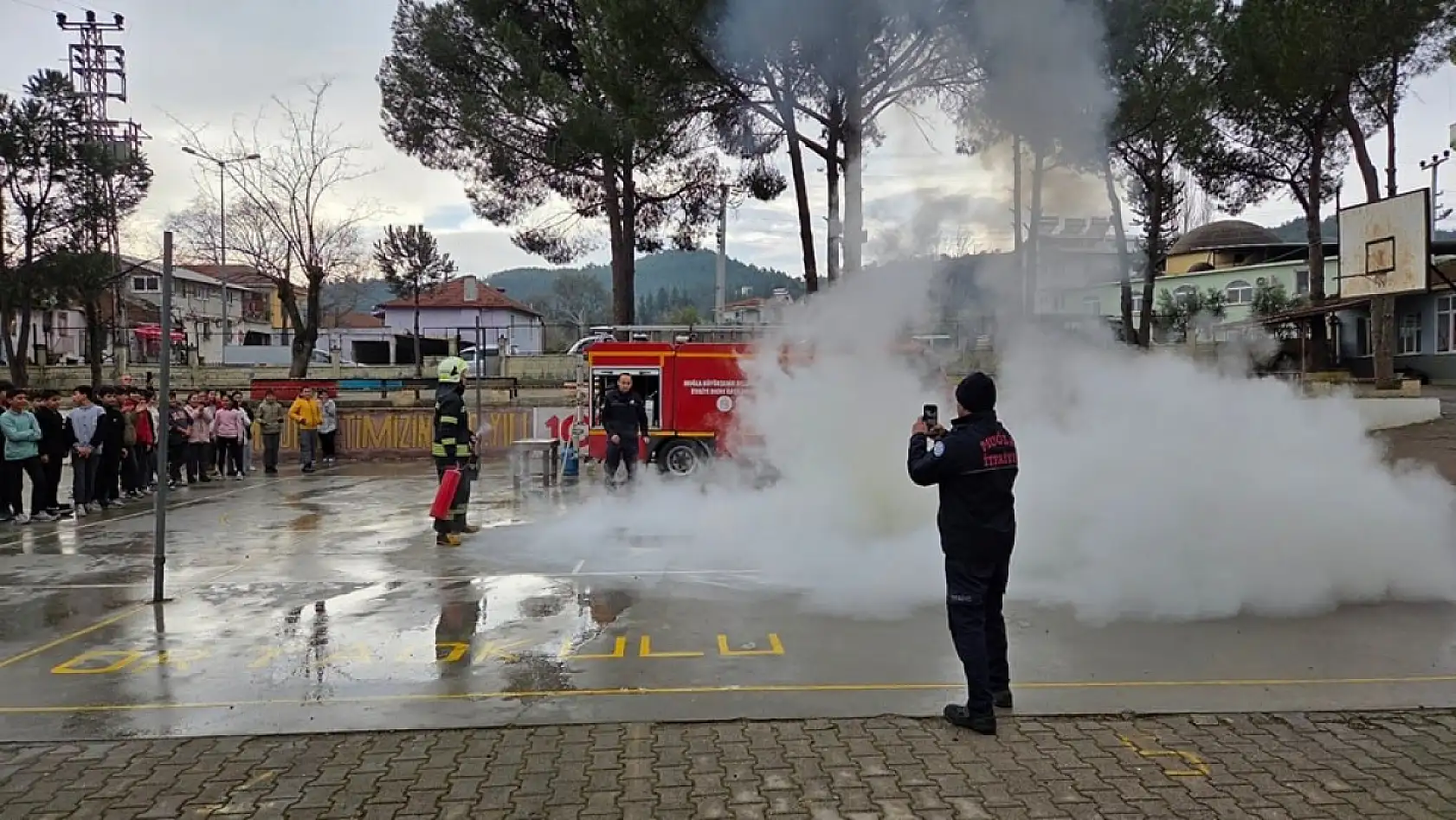 Seydikemer'de öğrencilere yönelik yangın ve deprem tatbikatı gerçekleştirildi