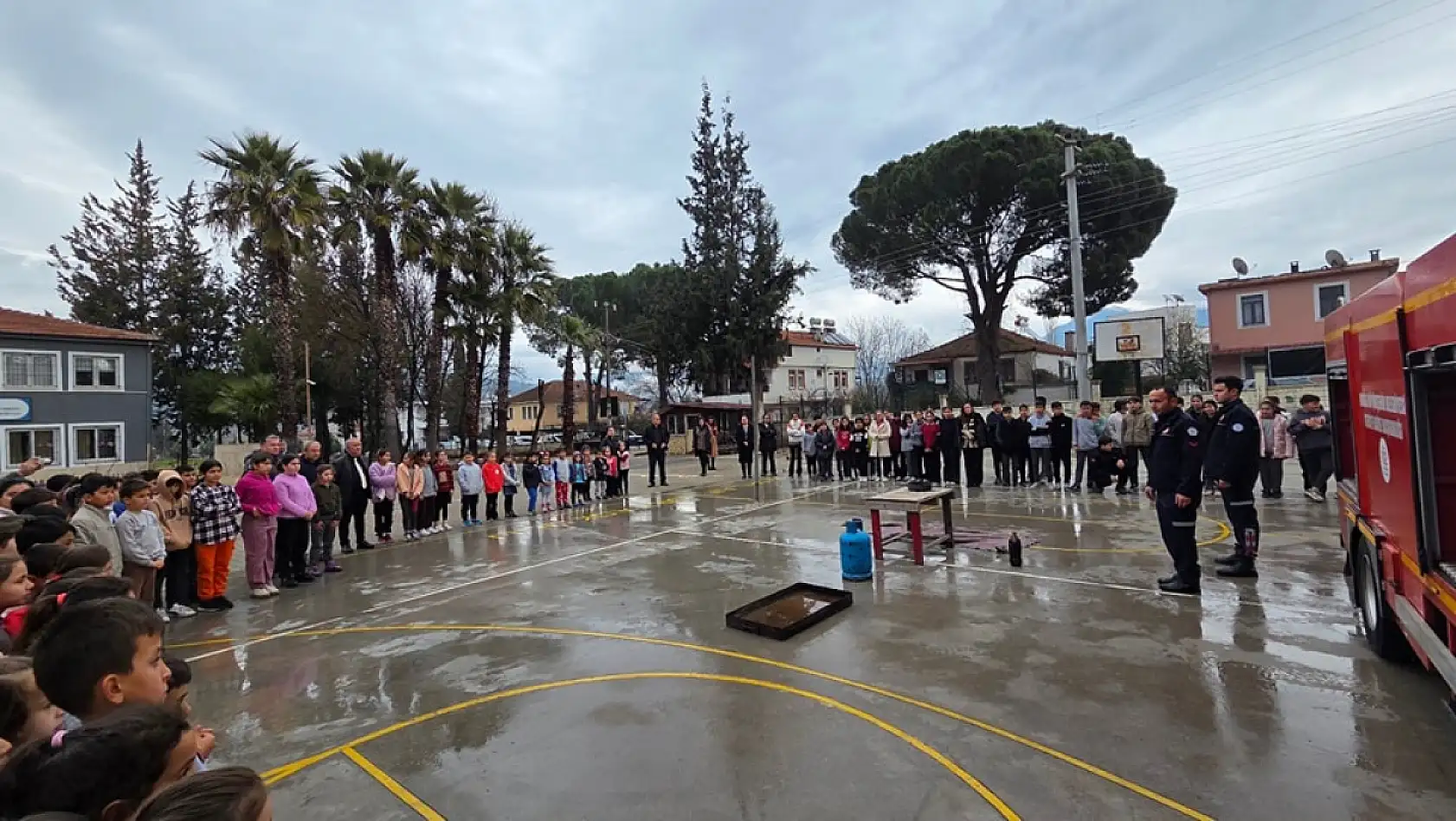 Seydikemer'de öğrencilere yönelik yangın ve deprem tatbikatı gerçekleştirildi