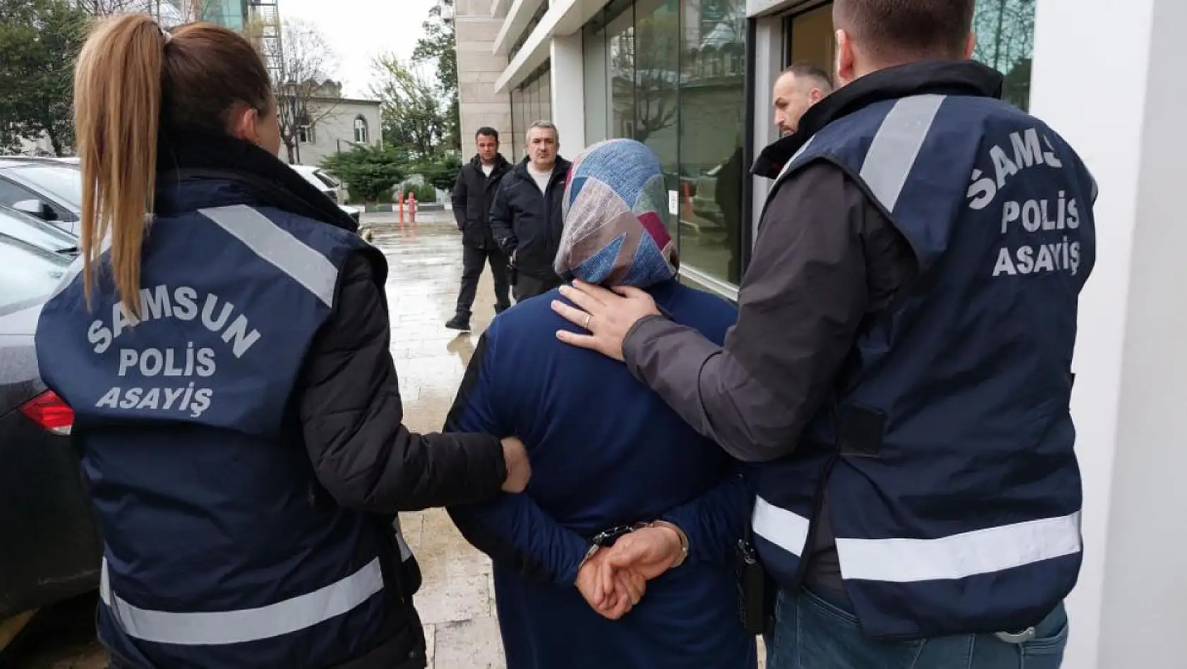 Öğretmen kızını boğarak öldüren anne banyoda bileğini keserek intihar süsü verdi